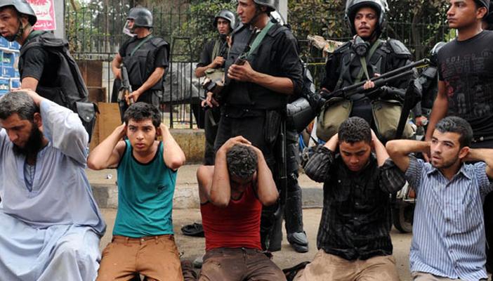 معاناة أهالي معتقلي أسيوط.. بين سوء المعاملة وطول انتظار الزيارة