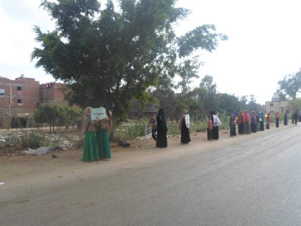 سلسلة بشرية في “بساط كريم الدين” بالدقهلية تنديدا بالانقلاب