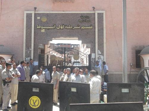 أمناء شرطة يغلقون قسم بـ”أسيوط ” اعتراضاً علي نقل “معاون” المباحث