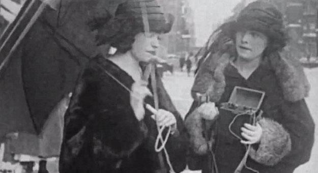 فيديو..أول هاتف محمول ظهر عام 1922