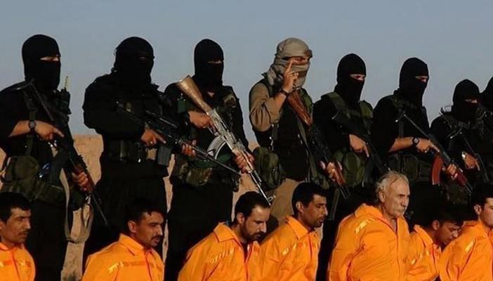 بالصور.. داعش يعدم 11 مقاتلا من الحشد الشعبي بالعراق