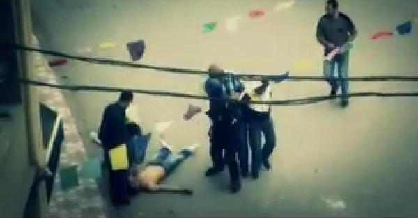 فيديو..الشرطة الجزائرية تسحل رافضين لحكم بوتفليقة