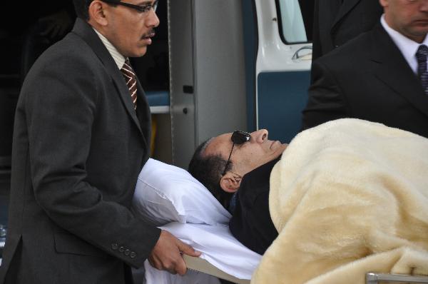 المخلوع يصل إلى إلى قاعة المحكمة بالتجمع الخامس