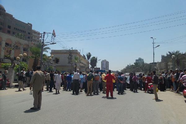 أهالي العباسي بالمحلة يقطعون الطريق لقرار المحافظ بهدم 350 محلا