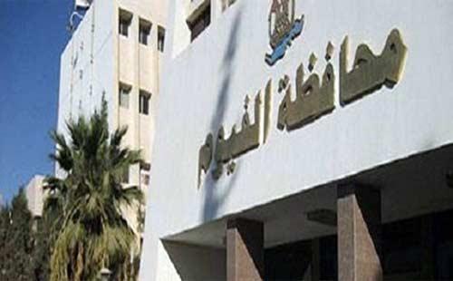 وقفة لموظفى العقود أمام محافظة الفيوم للمطالبة بالتثبيت