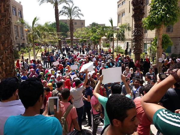 طلاب جامعة القاهرة: “اصحوا وفوقوا ياسادة .. فوق القبة بيادة”