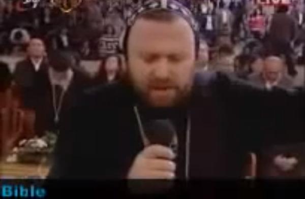 بالفيديو..كاهن بالكنيسة القبطية يدعو بالنصر لبشار الأسد