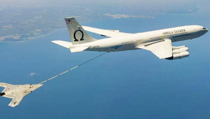 طائرة بدون طيّار تتزود بالوقود أثناء تحليقها في الجو