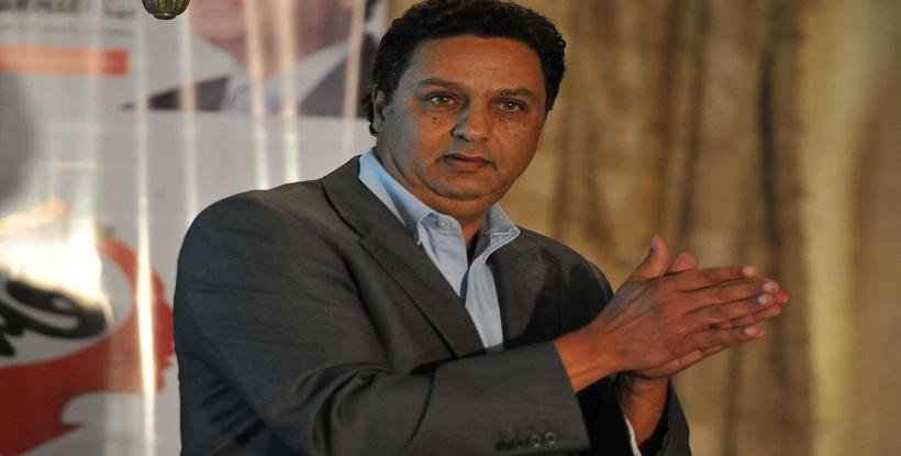 حازم عبدالعظيم: قبل ما تنزل القهوة البس تيشيرت عليه صورة السيسي