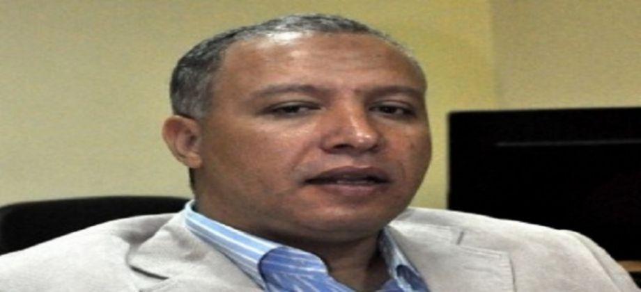 قوات الأمن تلقي القبض على السفير يحيى نجم أمام نقابة الصحفيين