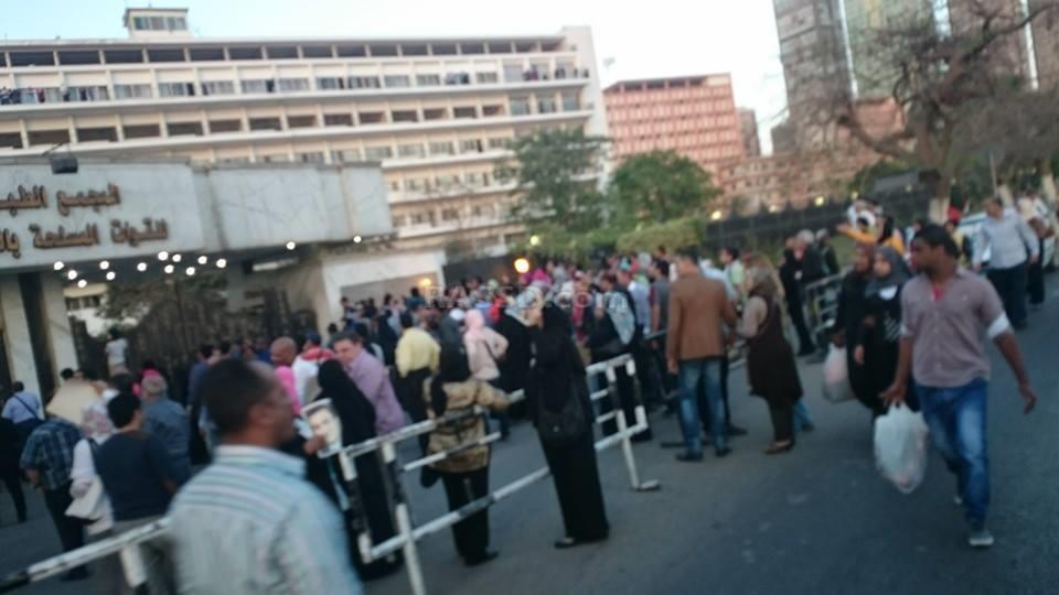 عشرات يتظاهرون أمام مجمع القوات المسلحة الطبي.. ومبارك يلوّح لهم