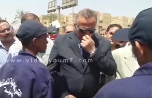 بالفيديو.. محافظ الجيزة “يسد أنفه” من عامل نظافة حاول تقبيل يده