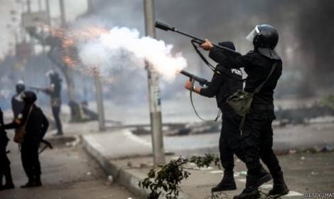 نيويورك تايمز: قوات الأمن المصرية تطلق الغاز والخرطوش على المتظاهرين