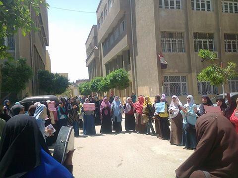 وقفة لطالبات الأزهر بتفهنا الأشراف للمطالبة بإقالة “العبد”