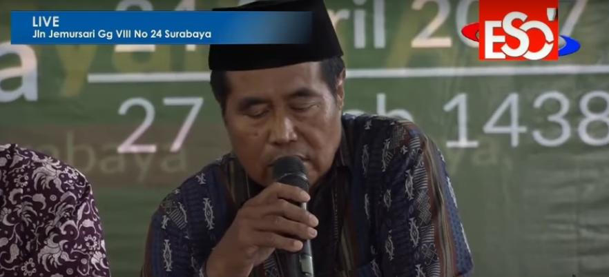 بالفيديو.. قارئ أندونيسي يفاجأه الموت أثناء تلاوته القرآن