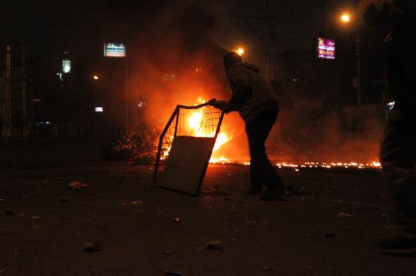 المتظاهرون يسحلون ضابط و مجند شرطة بمحيط الاتحادية