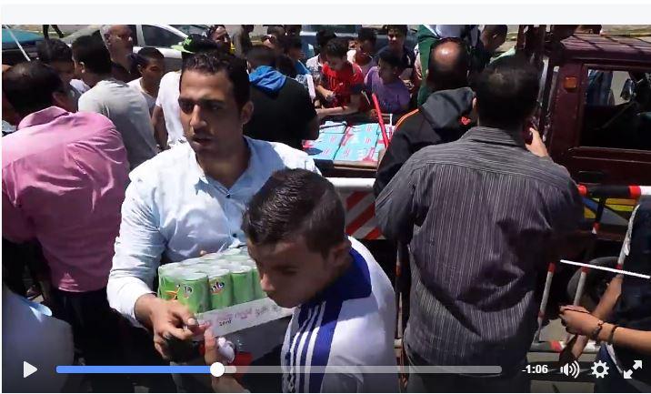 بالفيديو.. سيارات توزع المشروبات والأعلام على مؤيدي السيسي