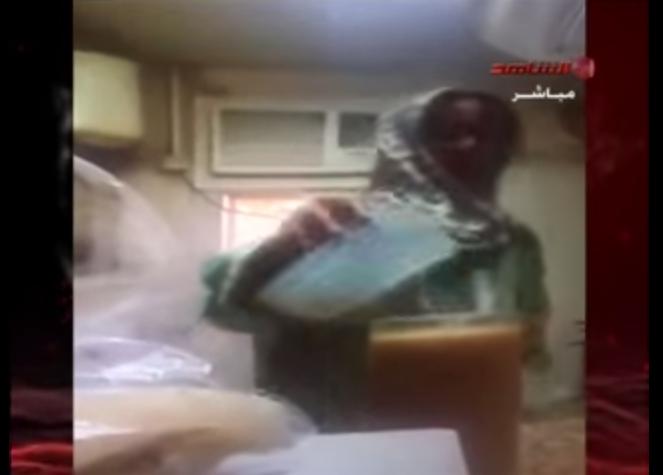 بالفيديو.. عاملة بالكويت تعد عصيرًا “ببولها” لأفراد الأسرة