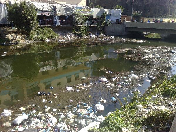أهالي “الحمرا” يعانون تلوث المياه وانقطاع الكهرباء بالأقصر