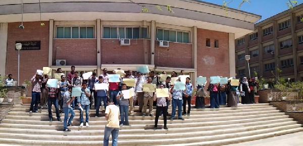 وقفة بكلية الهندسة بجامعة أسيوط تضامنا مع ” أبو زيد”