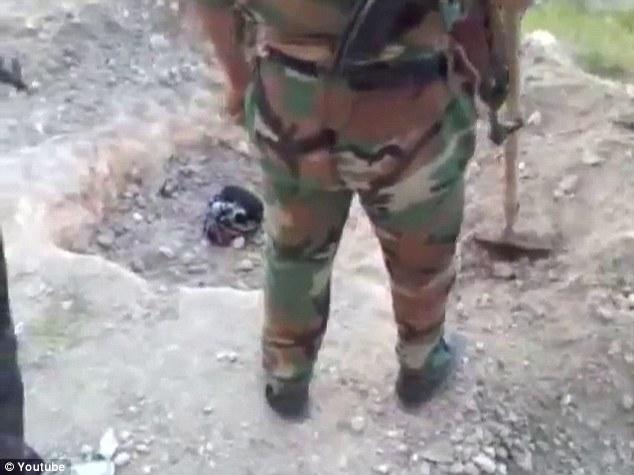 فيديو..دفن ناشط سوري حى على يد عناصر تابعة للجيش السوري