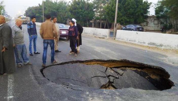 هبوط أرضي بطول 5 أمتار أمام عزبة السيسي