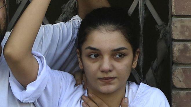 بعد إخلاء سبيلها من “المنشورات”.. النيابة تتهم سناء سيف بـ”إهانة محقق”