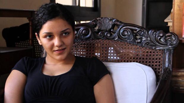 إخلاء سبيل سناء سيف بكفالة 300 جنيه في تهمة “إهانة المحقق”