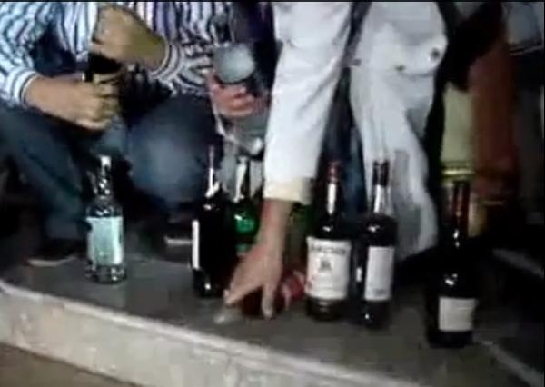 بالفيديو..تكسير زجاجات الخمور بأول فندق إسلامي بمصر