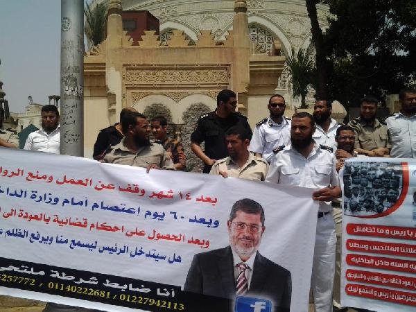 بالصور..توافد المتظاهرين للتضامن مع الضباط الملتحين بالإتحادية