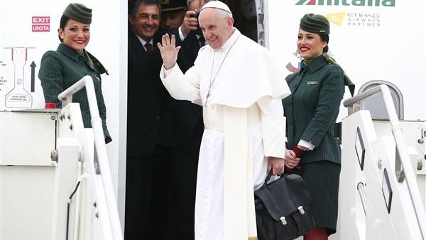 بالفيديو..وصول بابا الفاتيكان إلى مطار القاهرة