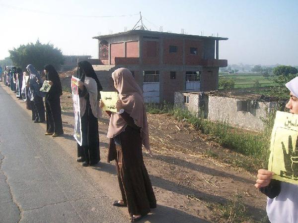 سلسله بشرية مناهضة لحكم العسكر على طريق دسوق طنطا