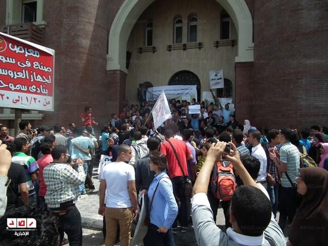 طلاب الإسكندرية يطالبون بإقالة ” التعليم العالي”