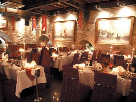 بسبب الخلاف على أسبقية دفع حساب المطعم.. رجل تركي يقتل صديقه