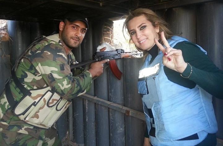 بالصور.. مذيعة بقناة للنظام السوري تلتقط “سيلفي” مع جثث المعارضين