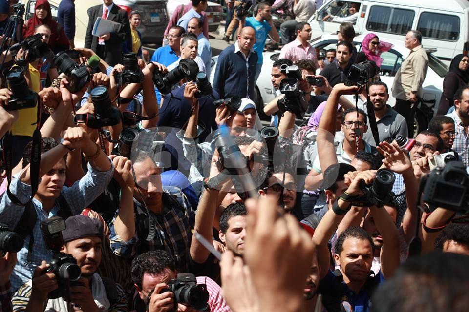 بالصور.. مسيرة للصحفيين بالكاميرات ورفع الأقلام للنائب العام