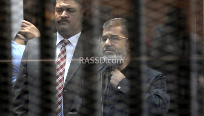 بالفيديو.. ظهور مرسي بالبدلة الزرقاء.. و”كيفية حفظ القرآن” ضمن الأحراز