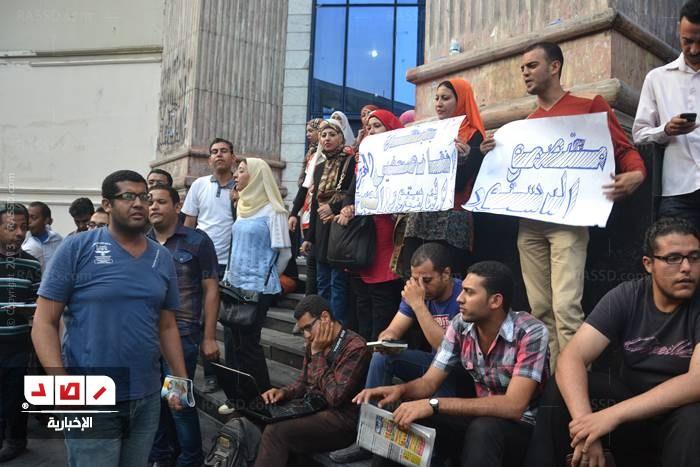 وقفة لصحفيي الدستور والتحرير والصباح على سلالم”الصحفيين”