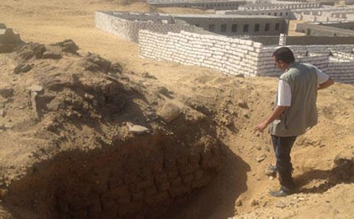 الجارديان:المصريون ينتزعون مقابر الفراعنة لدفن موتاهم