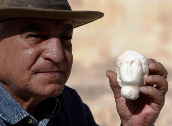 قيادي بالاثار يتهم”حواس”بتحويل 4 مليون دولار لسوزان