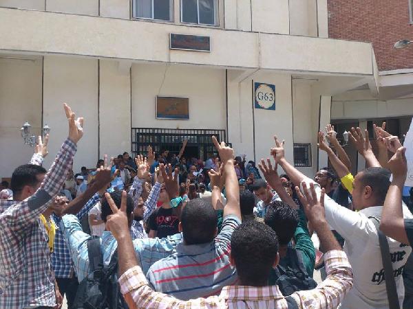 مسيرة طلابية لرفض الانقلاب العسكري بجامعة جنوب الوادي بقنا