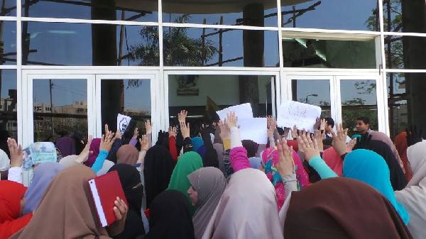 تظاهرات طلابية بجامعة الفيوم رداً علي اعتداءات أمس