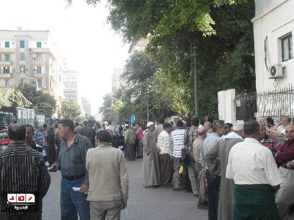 عمال “ايديال” و “مساهمة البحيرة” ينهون وقفتهم أمام “الوزراء”