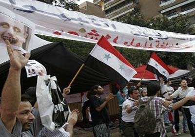 وقفة صامتة للسوريين أمام السفارة الأمريكية