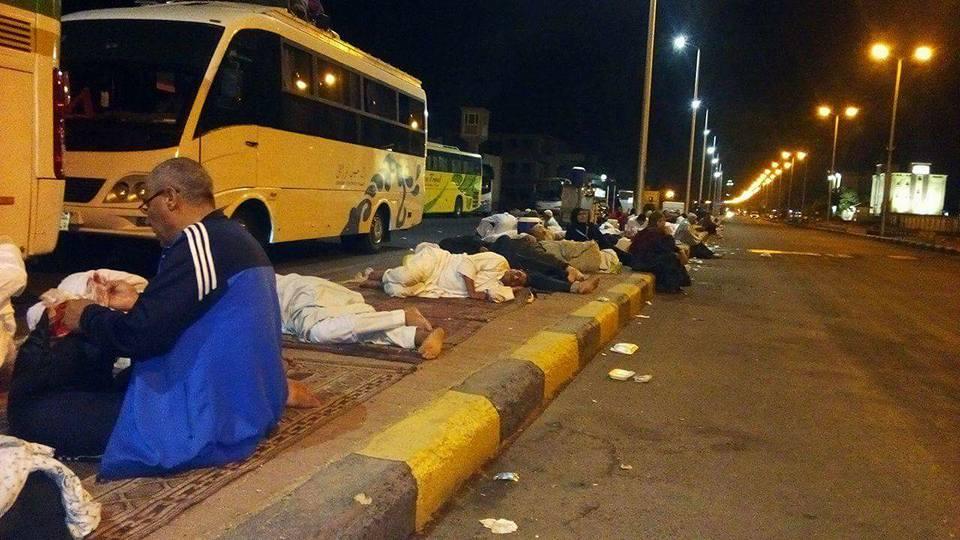 بالصور.. مئات المعتمرين يفترشون الأرصفة بميناء سفاجا بعد تأخر باخرتهم