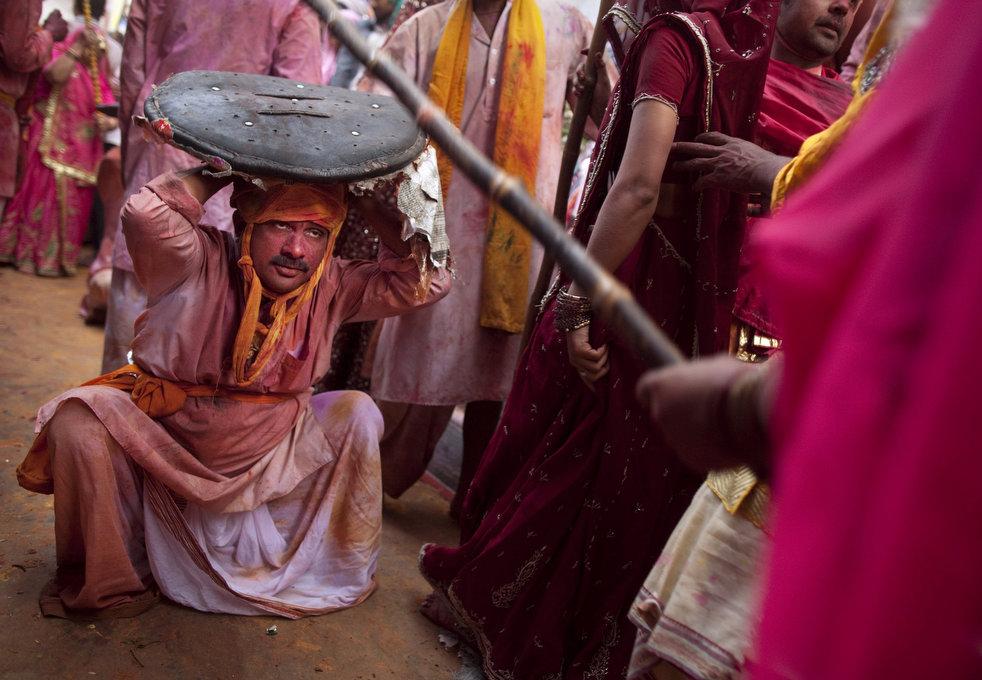 “لتأديب الازواج”.. وزير هندي يأمر بتوزيع 10 آلاف عصا خشبية على النساء