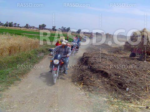 مسيرة بالدرجات النارية بصور المعتقلين بمدينة طهطا