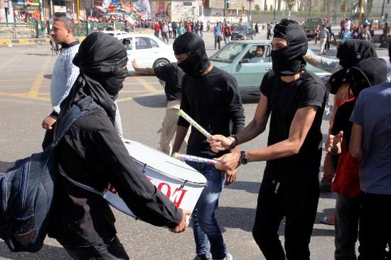 “البلاك بلوك” يقطعون الطريق أمام المتحف المصري