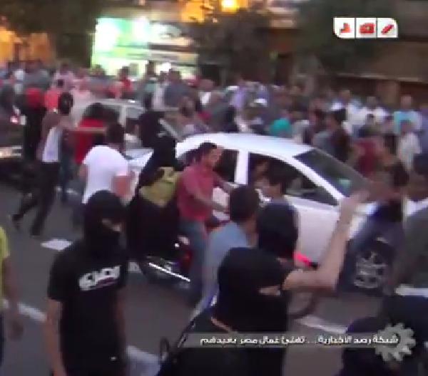 بالفيديو. البلاك بلوك يطارد منتقبة بالتحرير ليخلع نقابها