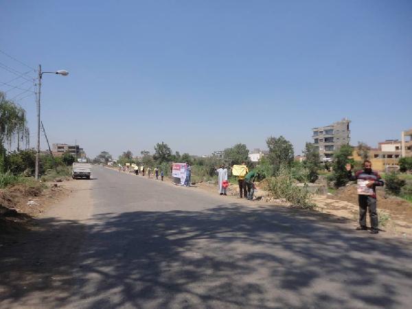 سلسلة بشرية علي طريق ميت عزون المنصورة بالدقهلية